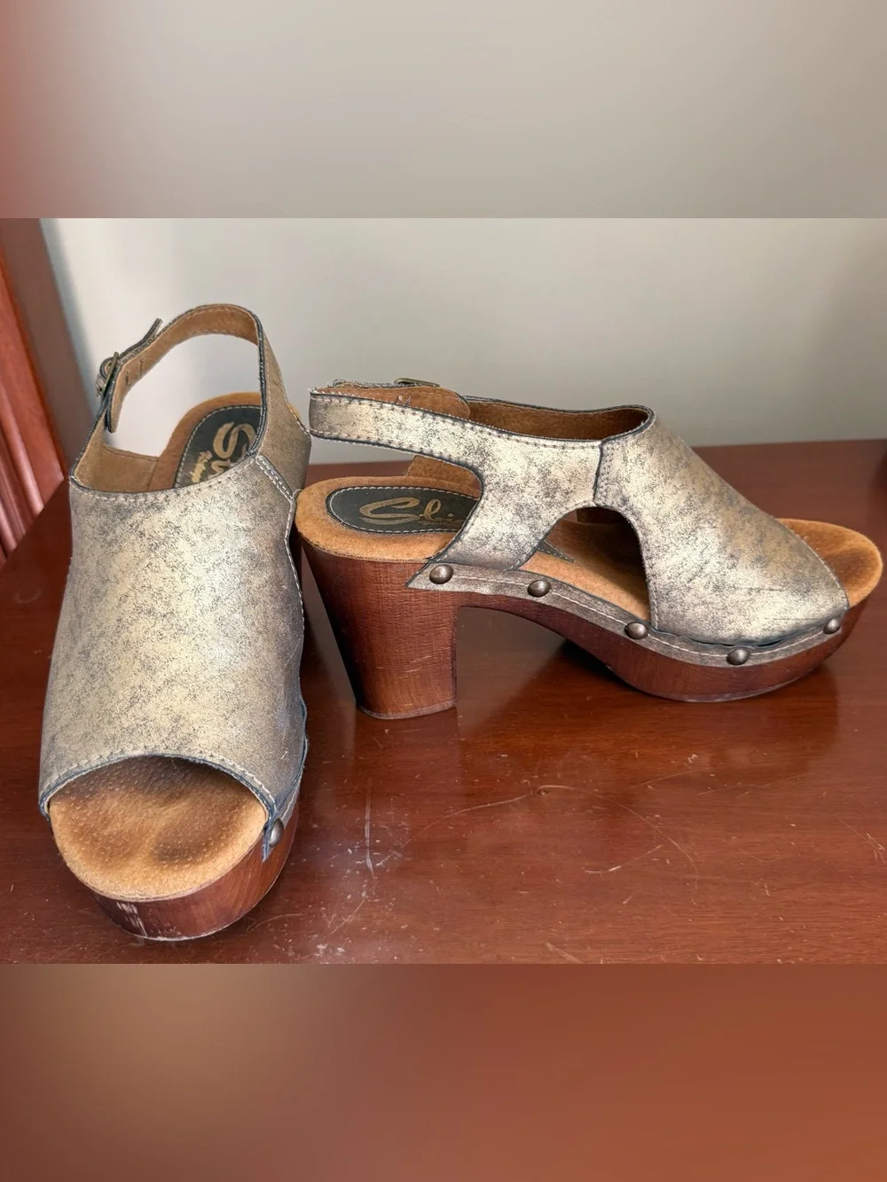 Sbicca Vintage Collection Metallic Gold Platform Clog Sandals – Size 9
